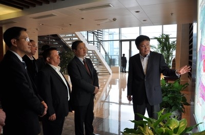 11月22日,山东省龙口市委书记杨洪旭,市长韩世军以及南山集团董事长